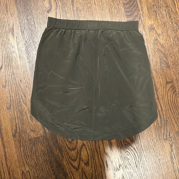 Olive green Madewell skirt with elastic waistband. - Picture 2 of 4